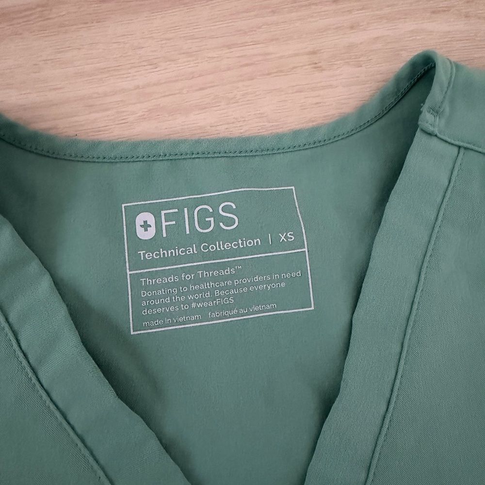 Figs Hunter Green Scrub Ensemble - Picture 4 of 5